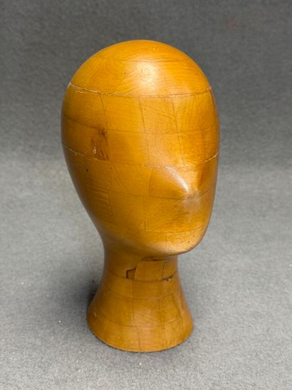 Marotte en bois. 
H. :23 cm.