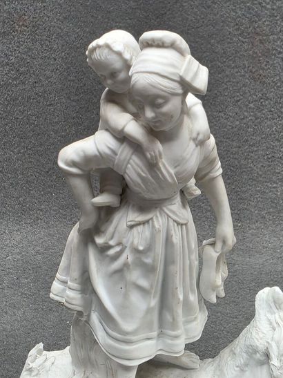 Statuette en biscuit représentant une femme...