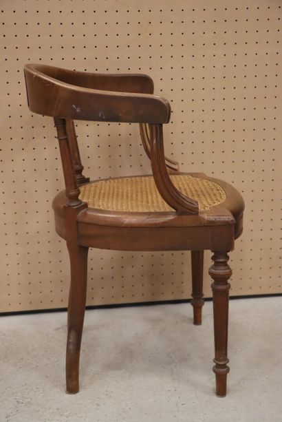 Fauteuil de bureau, assise cannée. 
H. :...