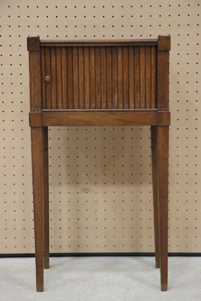 Table de chevet à rideau. 
XIX°
76 x 42 x...