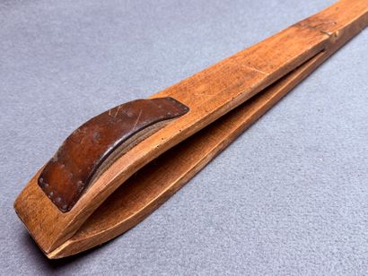Pince de sellier en bois pliante. 
L. :97...