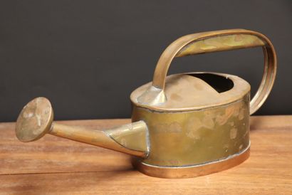 Arrosoir en cuivre. 
17 x 42 x 14 cm.
