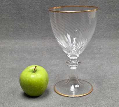 Grand verre sur piédouche en verre, contour...