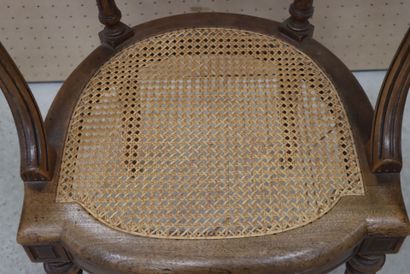 Fauteuil de bureau, assise cannée. 
H. :...