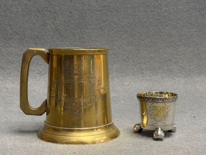 Chope en laiton , fond vitré 
H: 12 cm.
et...