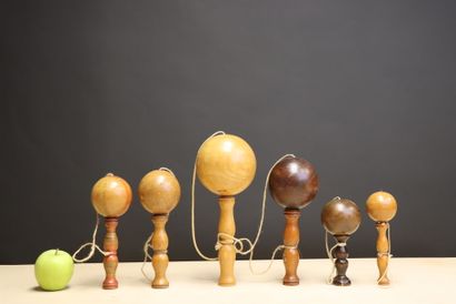 Collection de six bilboquets en bois. 
H....