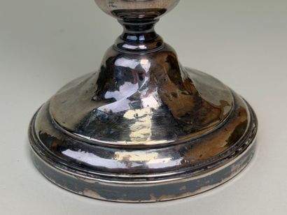 Paire de bougeoirs en argent doublé.
H: 27...