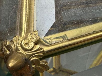 Lanterne en laiton et verre. 
H. :36 cm....