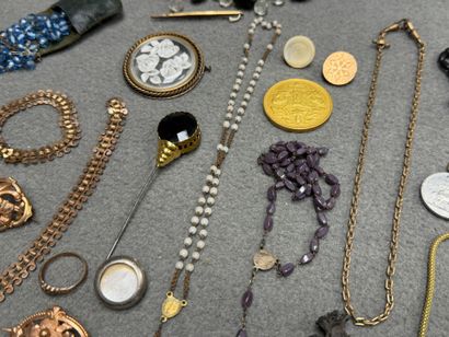 Lot de bijoux fantaisie:
Boutons de manchettes,...