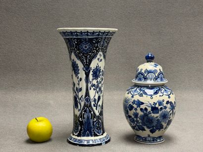 DELFT. 
Vase cornet en faïence de Delft 
H...
