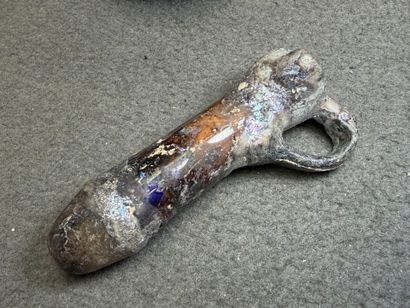 Lot de pièces antiques:
- Fiole en verre...