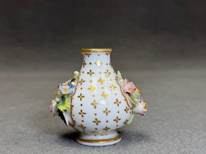 Jacob PETIT (1797-1868)
Petit flacon en porcelaine...