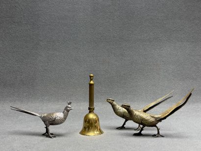 Trois faisans en métal et cloche de table....