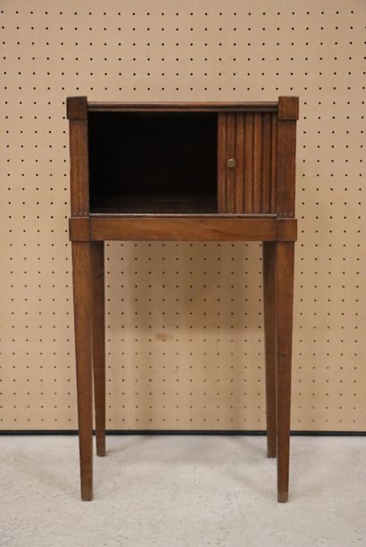 Table de chevet à rideau. 
XIX°
76 x 42 x...
