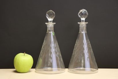 Paire de carafes. 
H. :26 cm.
