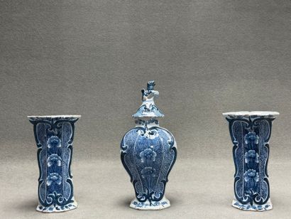 DELFT fin XIX° 
Paire de vases et pot couvert...