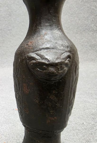 Vase miniature en bronze 
Chine XIX°
H: 10...