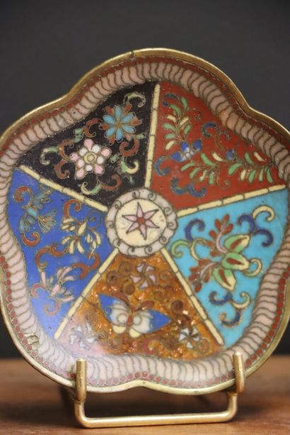 Coupelle en émaux cloisonnés et trois petits...