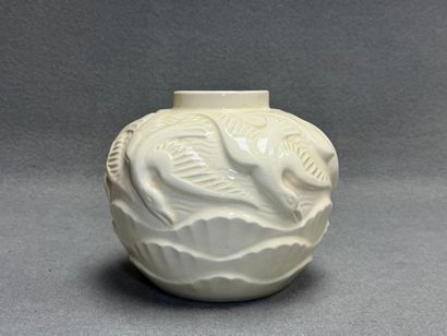 KERAMIS - BOCH.
Vase boule en faïence ivoire...