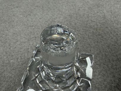 Carafe en cristal. 
H. :23 cm. 
égrenures...
