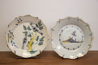 Deux assiettes en faïence XVIII° à décor...