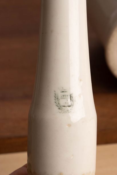 Mortier et pilon en faïence. 
H. :11 cm....