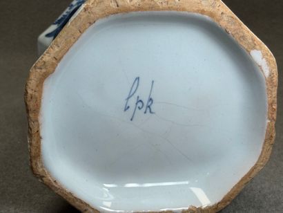 DELFT fin XIX° 
Paire de vases et pot couvert...