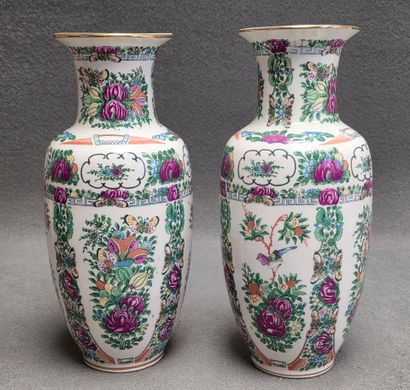 Paire de vases en faïence fine de Lille à...