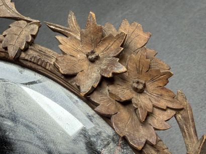 Miroir cadre en bois sculpté. 
Fin XIX+
35...
