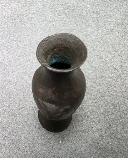 Vase miniature en bronze 
Chine XIX°
H: 10...