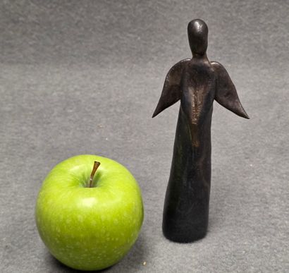 Statuette en céramique à patine noire mordorée...
