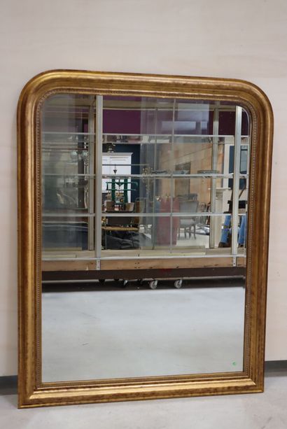 Miroir cadre en bois et stuc doré. 
138 x...
