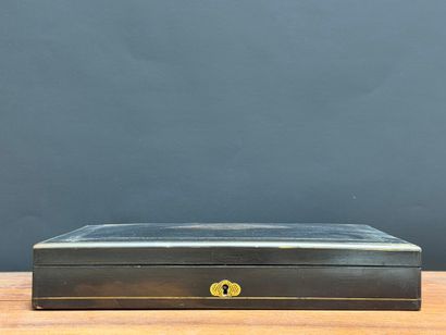 Coffret à jeux en bois noirci, marqueté de...