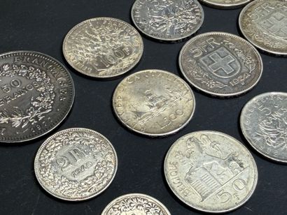 Lot de pièces en argent. françaises et européennes.
Poids:...