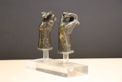 Deux mains en bronze , attaches de charrettes,...