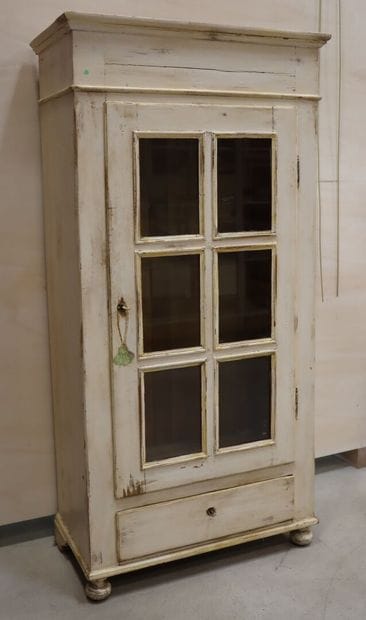 Vitrine rustique en bois laqué blanc. 
179...