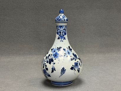 DELFT. 
Paire de vases et pot couvert en...