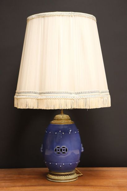 Pied de lampe en porcelaine de Chine et monture...