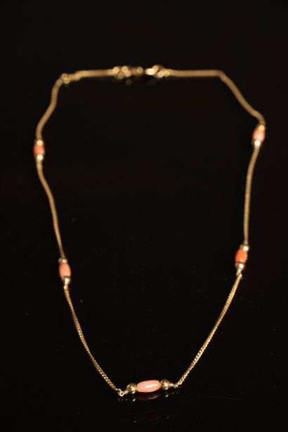 Collier de perles de corail
L: 39 cm
Chaine...