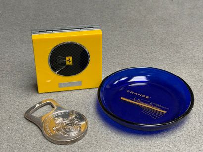 Lot comprenant: 
-Coupe en verre bleu 
