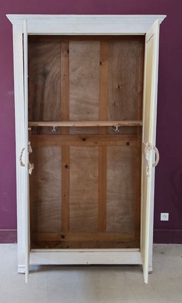 Armoire laquée
H: 223 x 130 x 49 cm