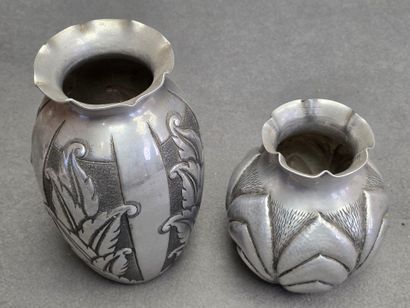Deux vases en étain repoussé et martelé 
Années...