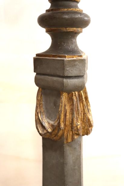 Sellette colonne en bois sculpté et laqué,...