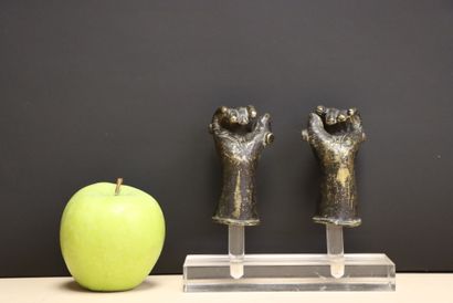 Deux mains en bronze , attaches de charrettes,...