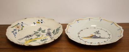 Deux assiettes en faïence XVIII° à décor...
