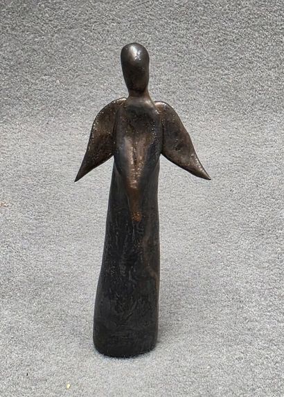 Statuette en céramique à patine noire mordorée...
