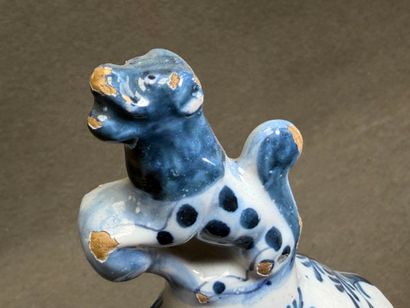 DELFT fin XIX° 
Paire de vases et pot couvert...