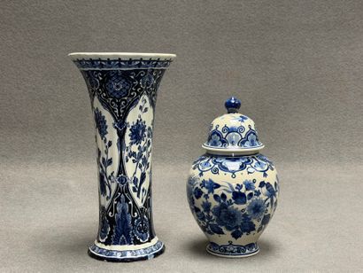 DELFT. 
Vase cornet en faïence de Delft 
H...