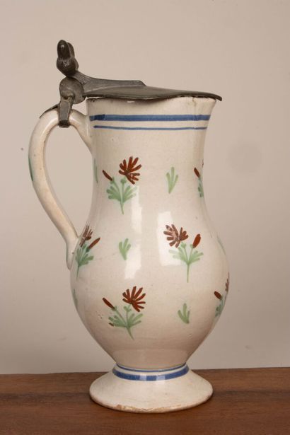 Ensemble de quatre pichets et un pot couvert...