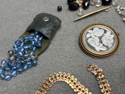 Lot de bijoux fantaisie:
Boutons de manchettes,...